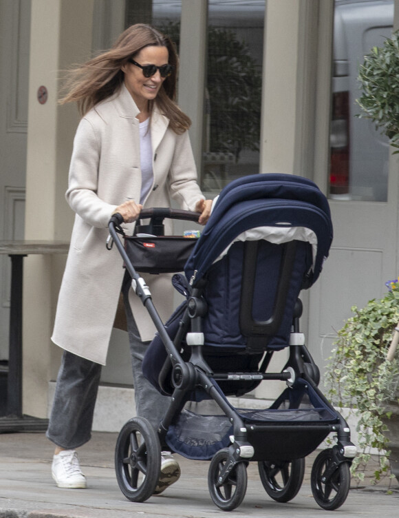Pippa Middleton se balade dans les rues de Londres avec son fils Arthur (1 an). 