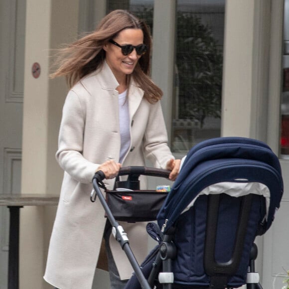 Pippa Middleton se balade dans les rues de Londres avec son fils Arthur (1 an). 