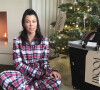 Kourtney Kardashian déballe des produits sélectionnés par sa plateforme Poosh chez elle pour les fêtes de fin d'année.