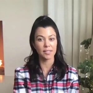 Kourtney Kardashian déballe des produits sélectionnés par sa plateforme Poosh chez elle pour les fêtes de fin d'année.