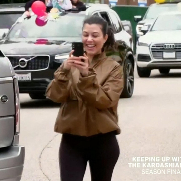 Khloe Kardashian organise un défilé de voitures devant la maison de sa soeur Kourtney pour célébrer ses 41 ans lors du confinement à Los Angeles, lors de l'épidémie de Coronavirus (COVID-19).