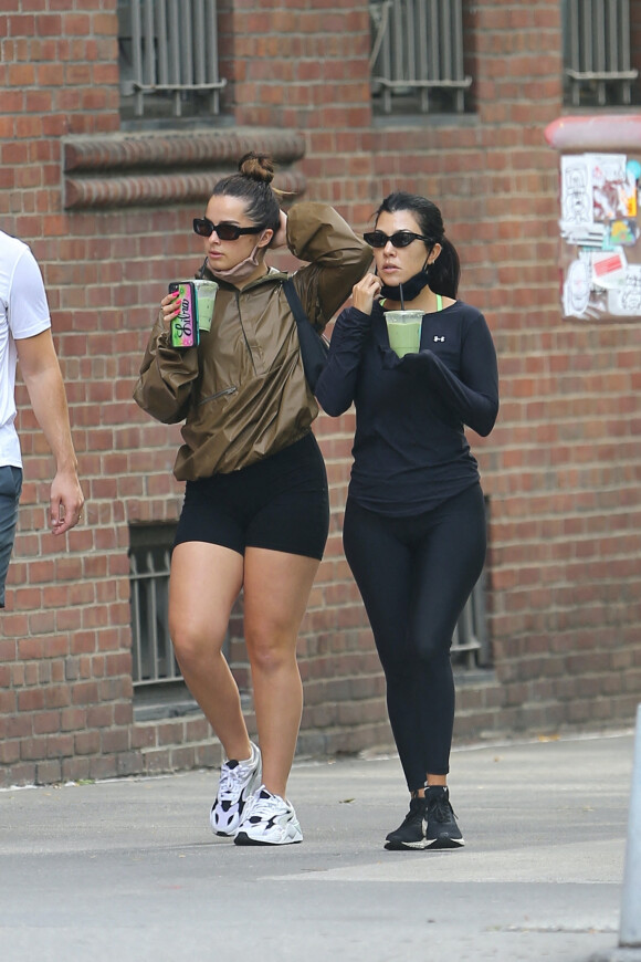 Kourtney Kardashian et son amie Addison Rae se baladent dans le quartier de West Village à New York pendant l'épidémie de coronavirus (Covid-19), le 11 octobre 2020.