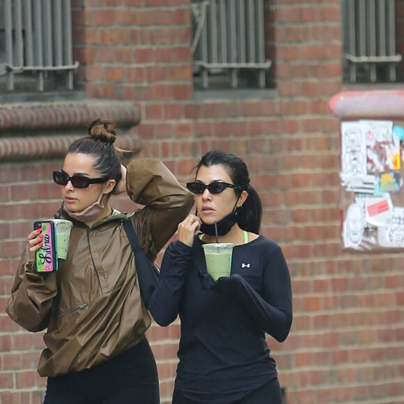 Kourtney Kardashian et son amie Addison Rae se baladent dans le quartier de West Village à New York pendant l'épidémie de coronavirus (Covid-19), le 11 octobre 2020.