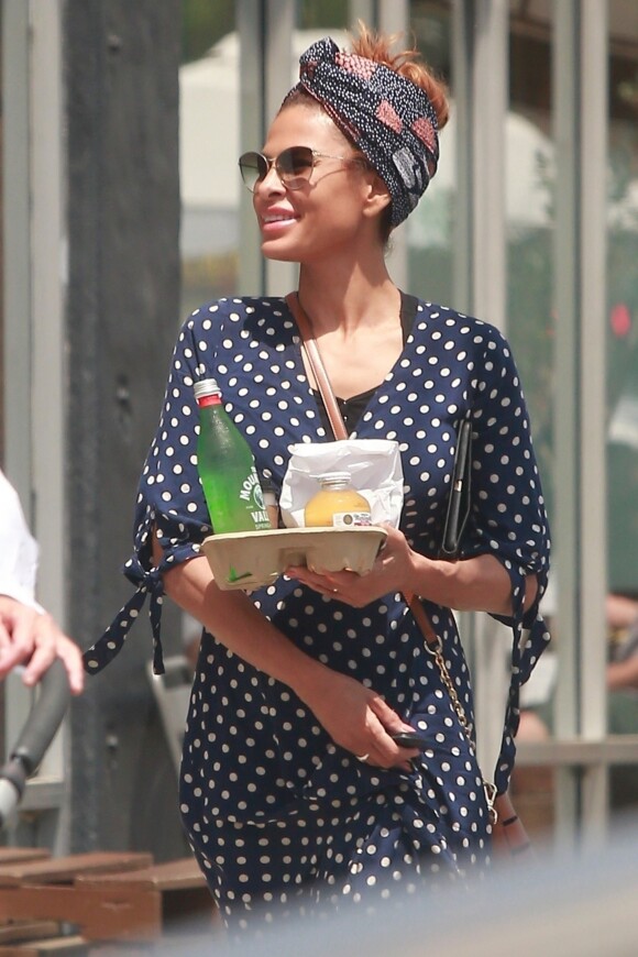 Exclusif - Eva Mendes est allée se faire faire une manucure et a déjeuné avant d'aller chercher sa fille Esmeralda à son court d'art à Los Angeles, le 26 avril 2019.