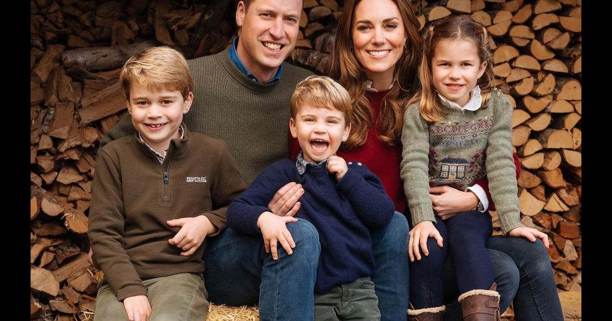 Portrait De Famille Du Prince William Kate Middleton Et Leurs Trois Enfants George Charlotte