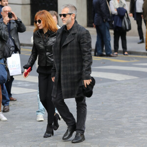 Mylène Farmer et son compagnon Benoît Di Sabatino lors des obsèques de Jean Rochefort en l'église Saint-Thomas d'Aquin à Paris, le 13 octobre 2017.