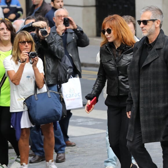 Mylène Farmer et son compagnon Benoît Di Sabatino lors des obsèques de Jean Rochefort en l'église Saint-Thomas d'Aquin à Paris, le 13 octobre 2017.