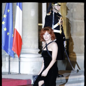 Mylène Farmer sur le perron de l'Elysée.