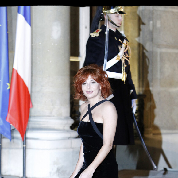 Mylène Farmer sur le perron de l'Elysée.