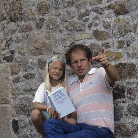 Archives - En France, en Bretagne, à Trebeurden, Patrick Poivre d'Arvor et sa fille Solenn le 23 août 1984.