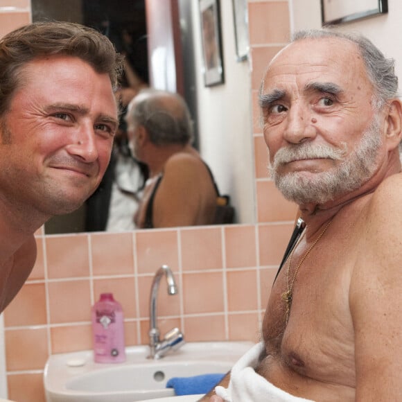 Archives - Claude Brasseur et son fils Alexandre Brasseur dans les loges pour la pièce "Mon père avait raison" lors du Festival de Ramatuelle. Le 1er août 2009 © Cyril Bruneau / Festival de Ramatuelle / Bestimage