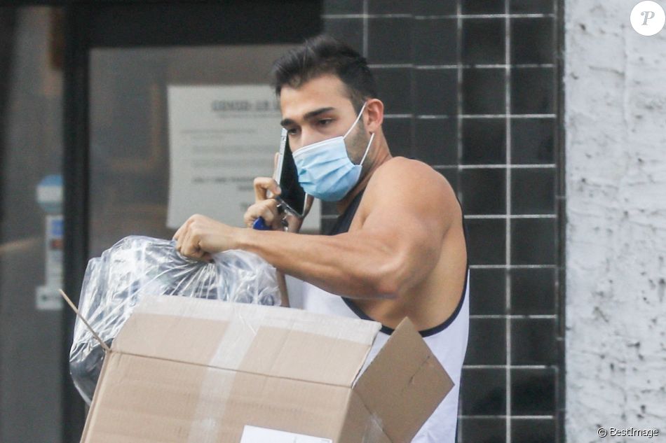 Exclusif - Le compagnon de Britney Spears, Sam Asghari ,est allé chercher un colis dans un bureau de poste à Los Angeles. Le 19 novembre 2020.
