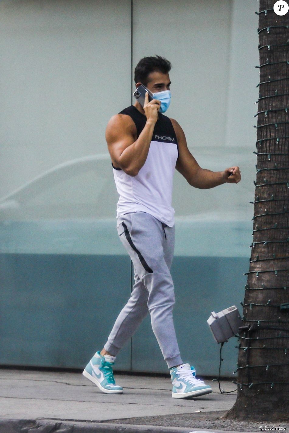 Exclusif - Le compagnon de Britney Spears, Sam Asghari ,est allé chercher un colis dans un bureau de poste à Los Angeles. Le 19 novembre 2020.