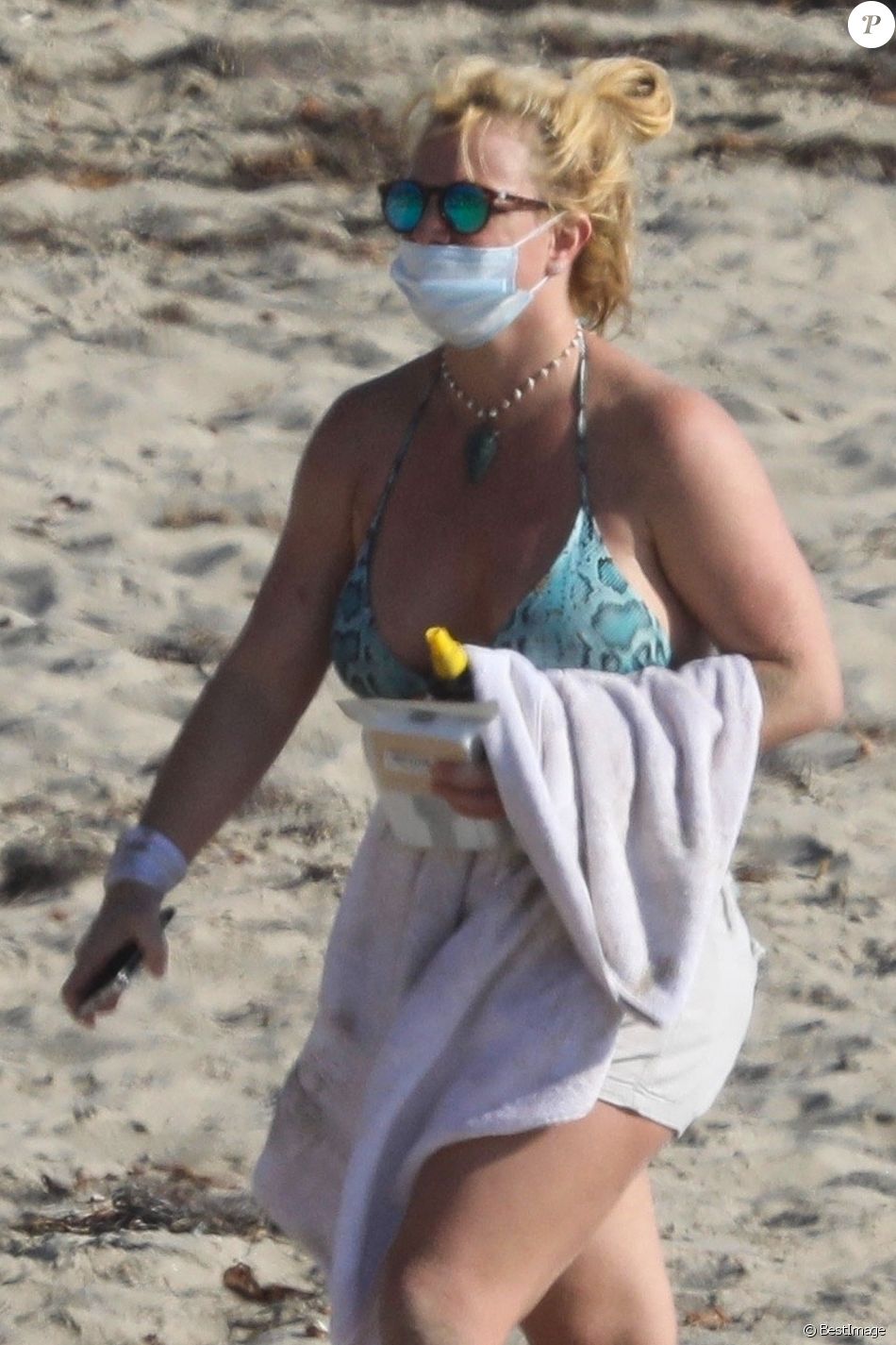 Exclusif - Britney Spears profite du soleil de Malibu et célèbre une petite victoire devant le tribunal mercredi. Le 15 octobre 2020.