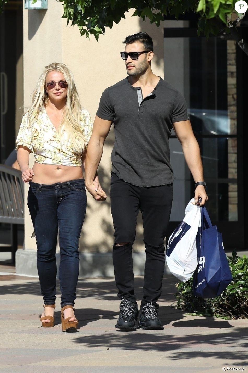 Britney Spears, souriante et rayonnante, se balade main dans la main de son compagnon Sam Asghari à Camarillo en Californie. Le 17 mai 2019.