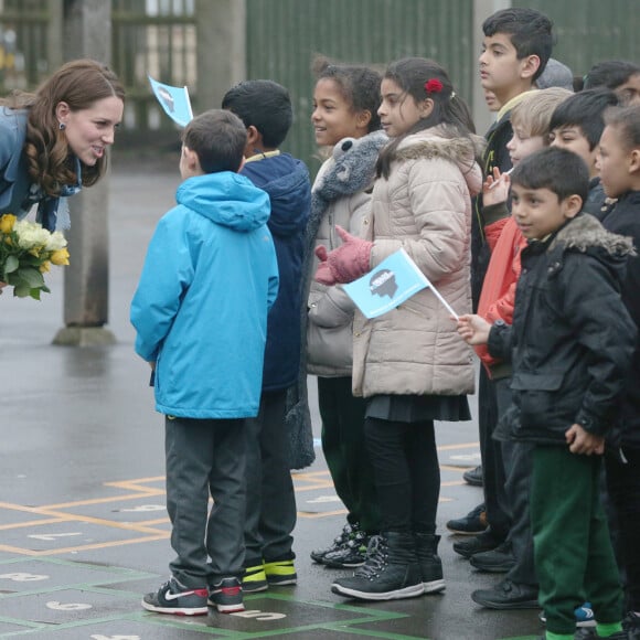 Kate Middleton (enceinte), duchesse de Cambridge, a rencontré les élèves de l'école "Roe Green Junior" à Londres, à l'occasion du lancement d'un programme de l'association Heads Together. Le 23 janvier 2018