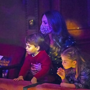 Catherine (Kate) Middleton, duchesse de Cambridge, avec ses enfants, la princesse Charlotte et le prince Louis ont assisté à un spectacle donné en l'honneur des personnes qui ont été mobilisées pendant la pandémie au Palladium à Londres, Royaume Uni, le 11 décembre 2020.