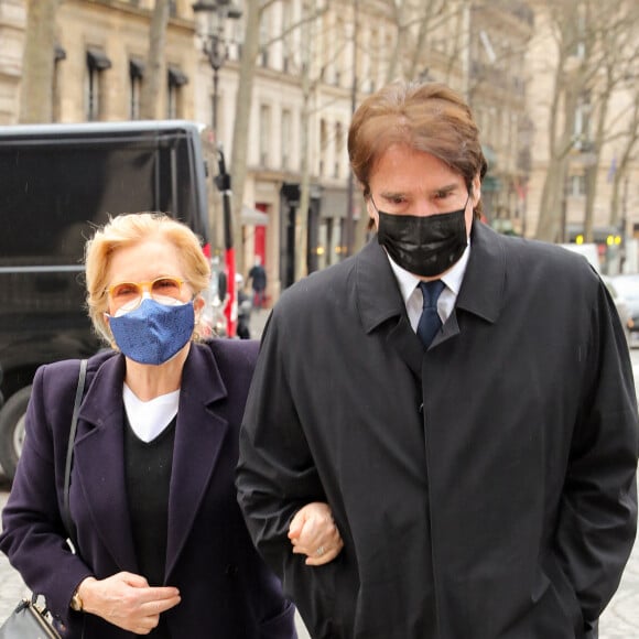 Sylvie Vartan et son mari Tony Scotti - Arrivées à la messe anniversaire à la mémoire de Pierre Cardin en l'église de La Madeleine à Paris. Le 29 janvier 2021