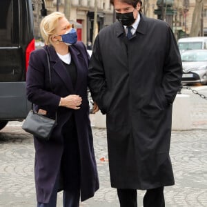 Sylvie Vartan et son mari Tony Scotti - Arrivées à la messe anniversaire à la mémoire de Pierre Cardin en l'église de La Madeleine à Paris. Le 29 janvier 2021