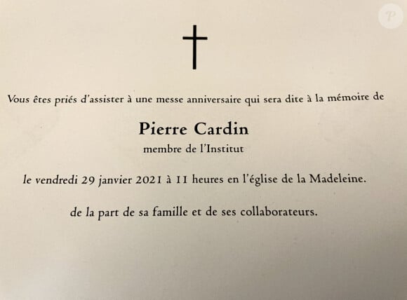 Carton d'invitation - Arrivées à la messe anniversaire à la mémoire de Pierre Cardin en l'église de La Madeleine à Paris. Le 29 janvier 2021