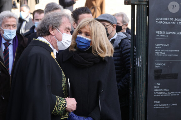 Jean-Michel Wilmotte et Brigitte Macron - Sorties de la messe anniversaire à la mémoire de Pierre Cardin en l'église de La Madeleine à Paris. Le 29 janvier 2021