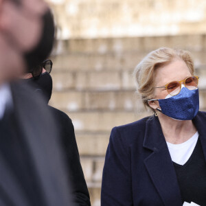 Sylvie Vartan - Sorties de la messe anniversaire à la mémoire de Pierre Cardin en l'église de La Madeleine à Paris. Le 29 janvier 2021