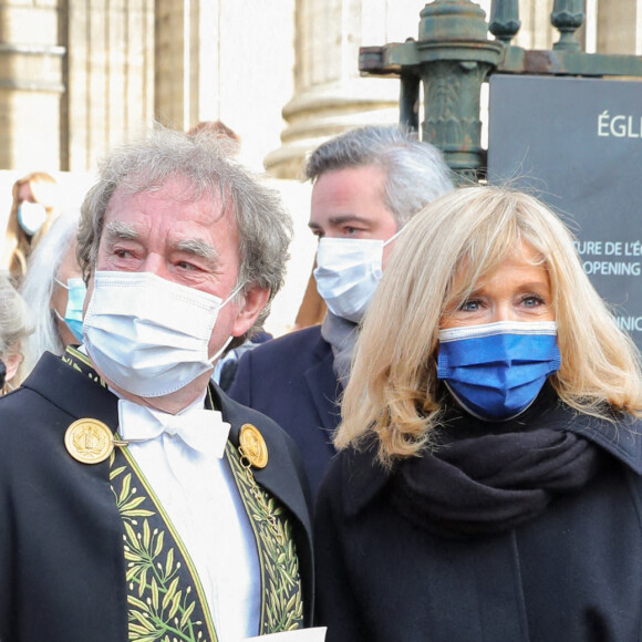 Jean-Michel Wilmotte et Brigitte Macron - Sorties de la messe anniversaire à la mémoire de Pierre Cardin en l'église de La Madeleine à Paris. Le 29 janvier 2021