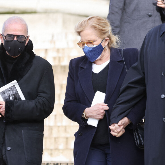 Sylvie Vartan et son mari Tony Scotti - Sorties de la messe anniversaire à la mémoire de Pierre Cardin en l'église de La Madeleine à Paris. Le 29 janvier 2021