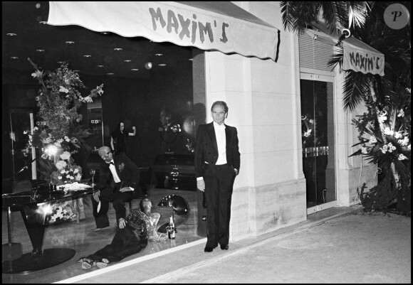 Pierre Cardin devant son restaurant Maxim's à Paris en 1978.