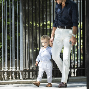 Hugo Philip et son fils Marlon - Caroline Receveur et Hugo Philip arrivent à la Mairie du 16ème arrondissement à Paris pour leur mariage, le 11 juillet 2020.