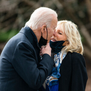 Le président américain Joe Biden embrasse sa femme Jill avant de visiter le centre médical militaire de Bethesda dans le Maryland, le 29 janvier 2021. Washington.