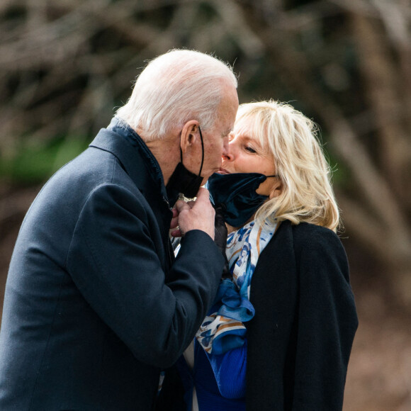 Le président américain Joe Biden embrasse sa femme Jill avant de visiter le centre médical militaire de Bethesda dans le Maryland, le 29 janvier 2021. Washington.