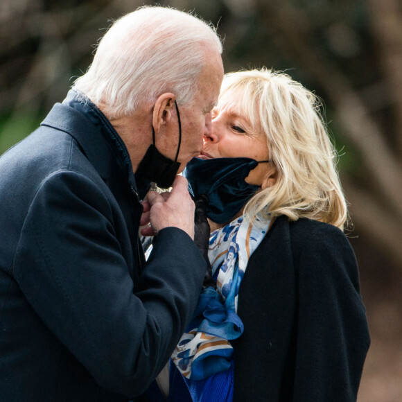 Le président américain Joe Biden embrasse sa femme Jill avant de visiter le centre médical militaire de Bethesda dans le Maryland, le 29 janvier 2021. Washington.