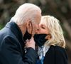 Le président américain Joe Biden embrasse sa femme Jill avant de visiter le centre médical militaire de Bethesda dans le Maryland. Washington.