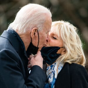 Le président américain Joe Biden embrasse sa femme Jill avant de visiter le centre médical militaire de Bethesda dans le Maryland. Washington.