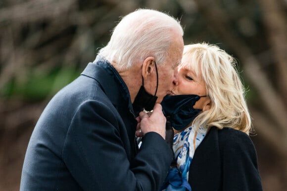 Le président américain Joe Biden embrasse sa femme Jill avant de visiter le centre médical militaire de Bethesda dans le Maryland. Washington.