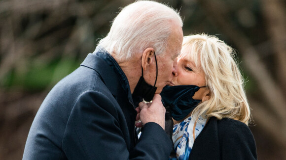 Joe Biden : Tendres baisers à la First Lady et premier couac à la Maison Blanche