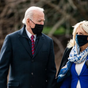 Le président américain Joe Biden embrasse sa femme Jill avant de visiter le centre médical militaire de Bethesda dans le Maryland, le 29 janvier 2021. Washington.