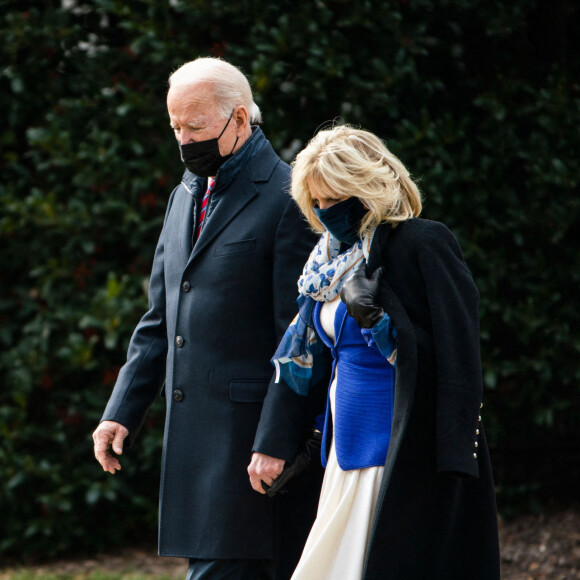 Le président américain Joe Biden embrasse sa femme Jill avant de visiter le centre médical militaire de Bethesda dans le Maryland, le 29 janvier 2021. Washington.