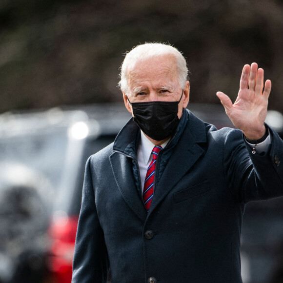 Le président américain Joe Biden embrasse sa femme Jill avant de visiter le centre médical militaire de Bethesda dans le Maryland, le 29 janvier 2021. Washington.