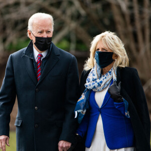 Le président américain Joe Biden embrasse sa femme Jill avant de visiter le centre médical militaire de Bethesda dans le Maryland, le 29 janvier 2021. Washington.