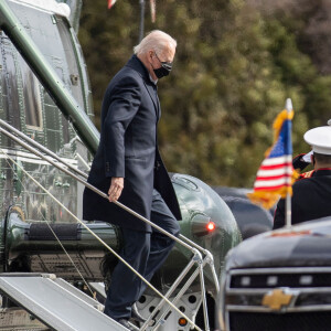 Le président américain Joe Biden embrasse sa femme Jill avant de visiter le centre médical militaire de Bethesda dans le Maryland, le 29 janvier 2021. Washington.