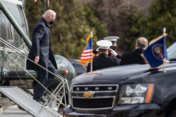 Le président américain Joe Biden embrasse sa femme Jill avant de visiter le centre médical militaire de Bethesda dans le Maryland, le 29 janvier 2021. Washington.