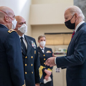 Le président américain Joe Biden embrasse sa femme Jill avant de visiter le centre médical militaire de Bethesda dans le Maryland, le 29 janvier 2021. Washington.