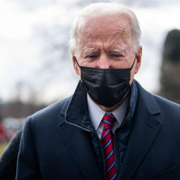 Le président américain Joe Biden embrasse sa femme Jill avant de visiter le centre médical militaire de Bethesda dans le Maryland, le 29 janvier 2021. Washington.