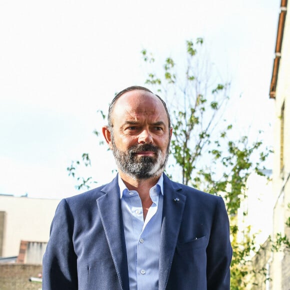 Info - L'ex-Premier ministre Edouard Philippe testé positif au Covid-19 - Le Premier ministre Edouard Philippe se rend dans un bureau de vote pour le deuxième tour des municipales 2020 au Havre le 28 juin 2020.