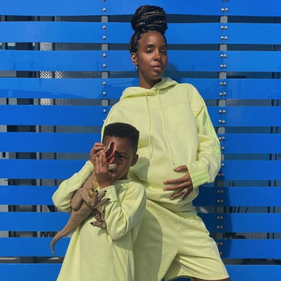 Kelly Rowland, enceinte de son deuxième enfant, et son fils aîné Titan. Novembre 2020.