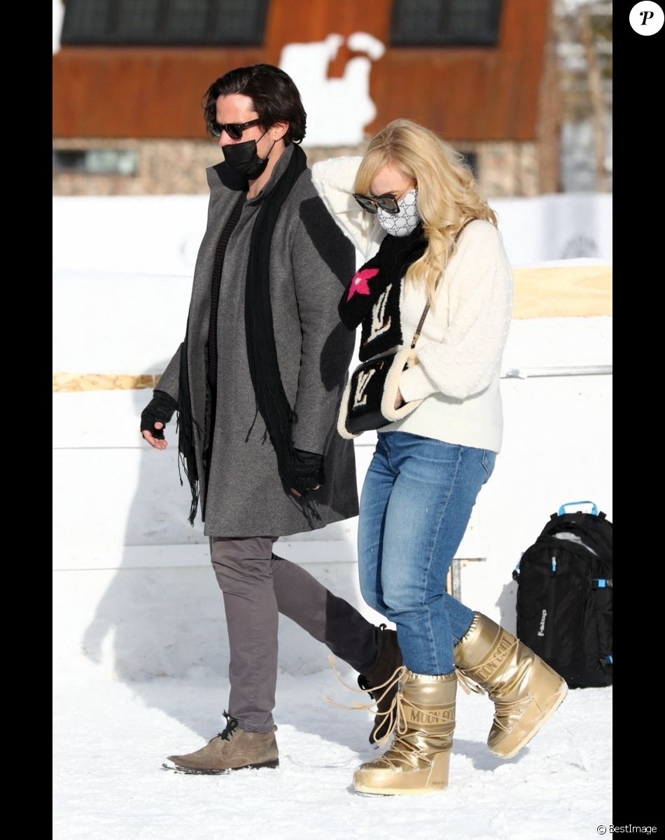 Rebel Wilson et son compagnon Jacob Busch s'amusent à jouer au polo lors de leurs vacances à Aspen, le 19 décembre 2020.