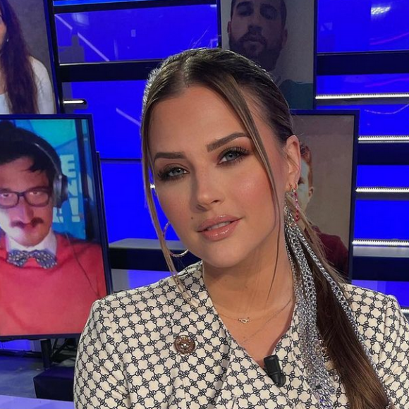 Kelly Vedovelli, chroniqueuse dans "Touche pas à mon poste", prend la pose sur Instagram