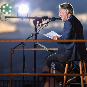 Richard Berry lit "Celui qui n'avait jamais vu la mer", une nouvelle de JMG Le Clézio lors du festival des mots à Mougins, le 3 août 2020. © Lionel Urman/Bestimage